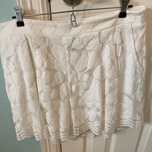 White lace flower pattern shorts